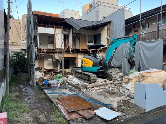 木造2階建て２棟解体工事(東京都豊島区南大塚)工事中の様子です。